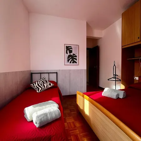 Red Oasis In Center Of Apartman