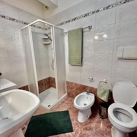 Red Oasis In Center Of Apartman Udine