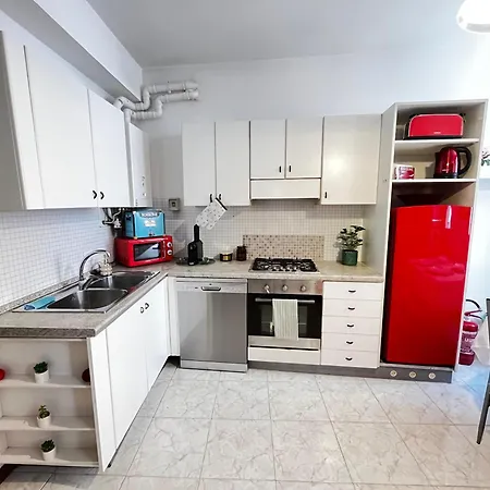 Red Oasis In Center Of Apartament Udine