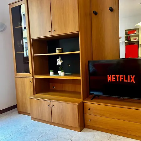 Red Oasis In Center Of Apartament